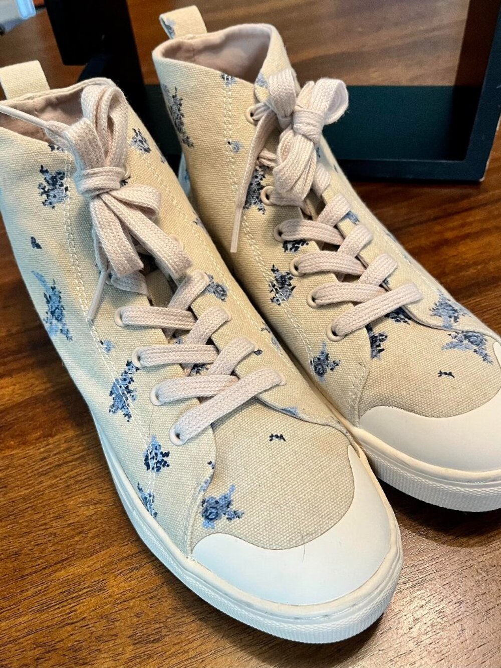 Universal Thread Jolie High-Top Sneakers Cream-Color Canvas Blue Floral Pattern